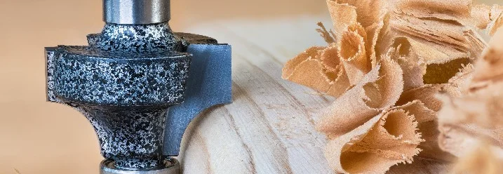 Oberfräse bearbeitet Holzkante